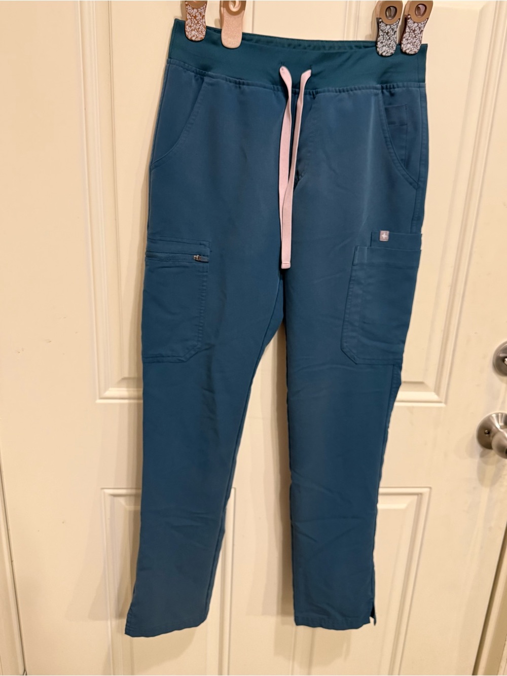 FIGS Yola Skinny Scrub Pants - Picture 2 of 9